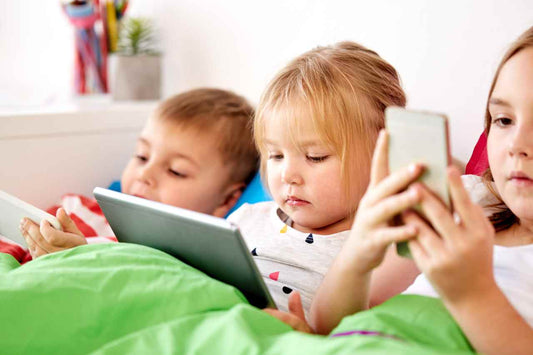 Juguetes Sensoriales vs. Pantallas: Por Qué los Bebés Necesitan Estimulación Activa para su Desarrollo